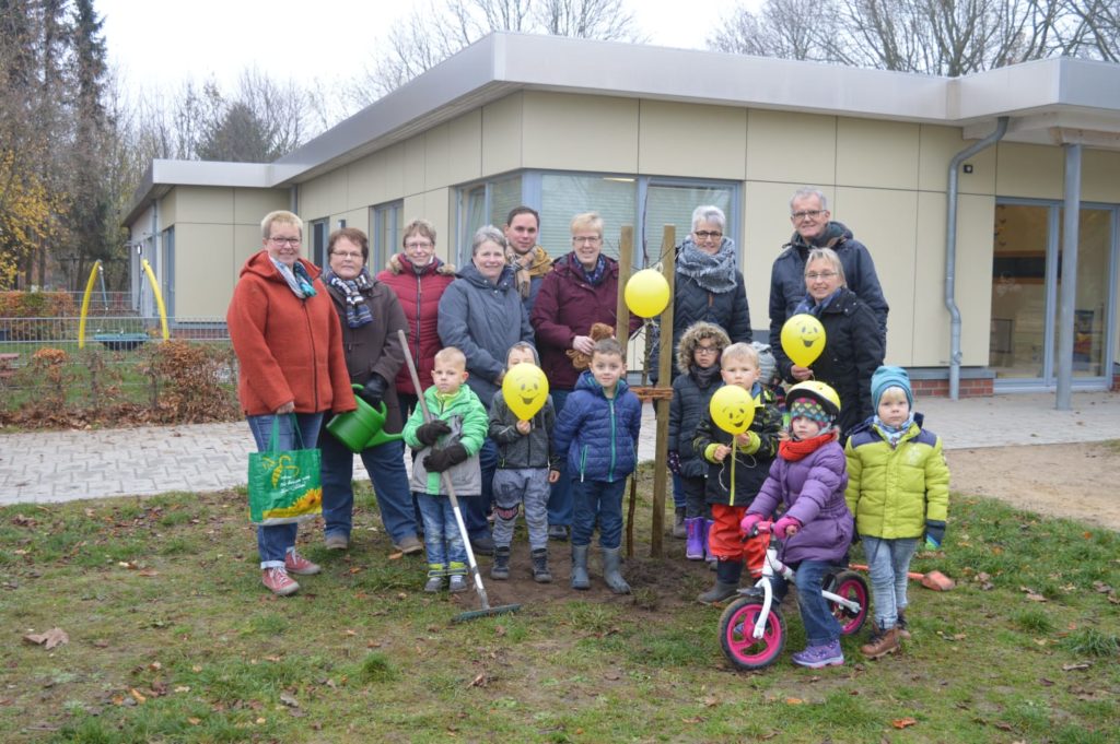 Gruppenfoto Landfrauen + Kindergarten – Hesedorf